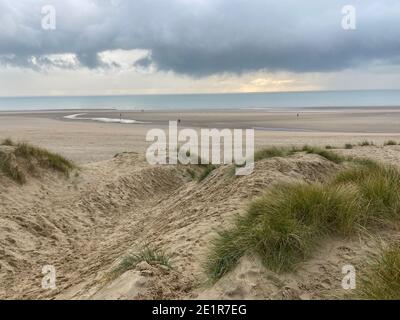Camber Sands Beach in Camber Village East Sussex UK im Winter, beliebtes Tagesausflugziel im Sommer auf Südengland Küste Rettungsschwimmer Turm Stockfoto