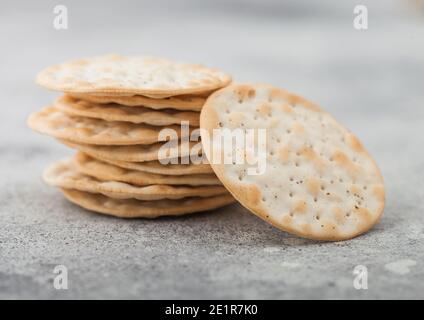 Stapel von verschiedenen organischen knusprigen Maiscracker mit Sesam und Salz auf hellem Hintergrund. Stockfoto