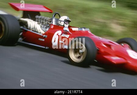 Chris AMON fährt Ferrari F1-Auto in voller Geschwindigkeit während des Grand Prix de France 1969, in Charade Circuit in der Nähe von Clermont-Ferrand. Stockfoto