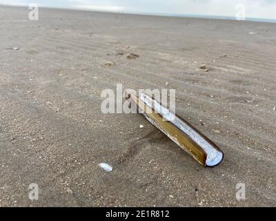Camber Sands Beach in Camber Village East Sussex UK im Winter, beliebtes Tagesausflugziel im Sommer auf Südengland Küste Rettungsschwimmer Turm Stockfoto