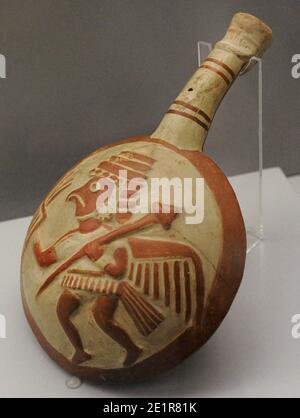 'Canchero' oder Maisröster mit der Darstellung eines Kriegers verziert. Keramik. Moche-Kultur (100 v. Chr.-700 n. Chr.). Peru. Museum of the Americas. Madrid, Spanien. Stockfoto