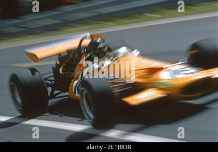 Andrea de ADAMICH fährt den McLaren-Alfa Romeo F1-Wagen in voller Geschwindigkeit während des Grand Prix de France 1970 auf der Rennstrecke Charade bei Clermont-Ferrand. Stockfoto