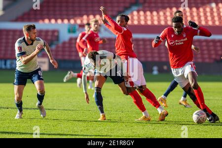 City Ground, Nottinghamshire, Midlands, Großbritannien. Januar 2021. English FA Cup Football, Nottingham Forest gegen Cardiff City; Josh Murphy von Cardiff City und Gaetan Bong von Nottingham Forest Herausforderung als Sammy Ameobi von Nottingham Forest bricht mit dem Ball Kredit: Action Plus Sport/Alamy Live News Stockfoto