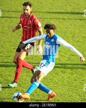 Adam Jackson von Lincoln City (links) und Ricky Jade-Jones von Peterborough United kämpfen während des Sky Bet League One-Spiels im LNER Stadium in Lincoln um den Ball. Stockfoto