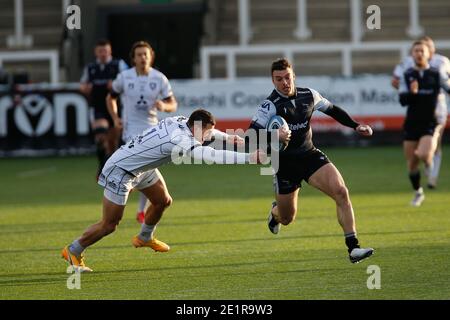 Newcastle, Großbritannien. Dezember 2020. NEWCASTLE UPON TYNE, ENGLAND. 9. JANUAR Adam Radwan von Newcastle Falcons schlägt Jonny May, um während des Gallagher Premiership-Spiels zwischen Newcastle Falcons und Gloucester Rugby im Kingston Park, Newcastle am Samstag, 9. Januar 2021 zu Punkten. (Kredit: Chris Lishman, MI News) Kredit: MI Nachrichten & Sport /Alamy Live Nachrichten Stockfoto