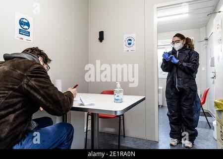 Ein Mann macht einen Screening-Test für COVID in Le Chesnay, da die Region mehrere Screenings an dem Tag organisiert. Le Chesnay, Frankreich, 9. Januar 2021. Stockfoto