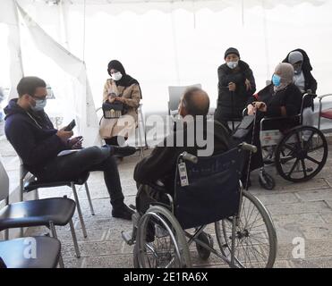 Ost-Jerusalem, Israel. Januar 2021. Die Palästinenser warten am Samstag, den 9. Januar 2021, auf den Erhalt des Impfstoffes COVID-19 in einem israelischen Impfzentrum in Ostjerusalem. Das israelische Gesundheitsministerium berichtete, dass 1.7 Menschen die erste Dosis des Impfstoffs erhalten haben. Kredit: UPI/Alamy Live Nachrichten Stockfoto