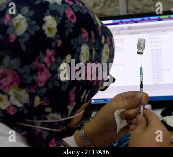 Ost-Jerusalem, Israel. Januar 2021. Am Samstag, den 9. Januar 2021, bereitet sich ein medizinisches Personal darauf vor, Palästinenser mit dem Impfstoff COVID-19 in einem israelischen Impfzentrum in Ostjerusalem zu impfen. Das israelische Gesundheitsministerium berichtete, dass 1.7 Menschen die erste Dosis des Impfstoffs erhalten haben. Kredit: UPI/Alamy Live Nachrichten Stockfoto