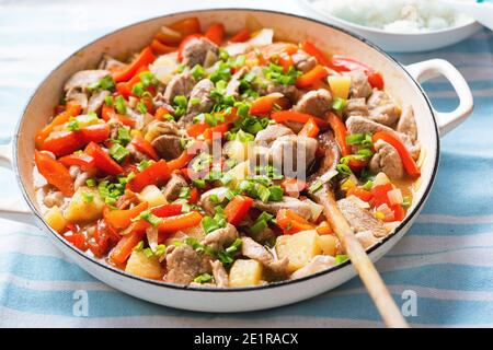 Süßes und saures chinesisches Huhn mit Ananas, rotem Pfeffer, Schnittlauch Stockfoto