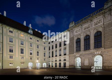 Tore zum Innenhof der Hofburg in Wien, Österreich bei Nacht mit tiefblauem Himmel. Stockfoto