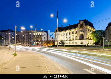 Nachtaufnahme der französischen Botschaft am Schwarzenbergplatz mit Verkehr und nächtblauem Himmel in Wien, Österreich Stockfoto