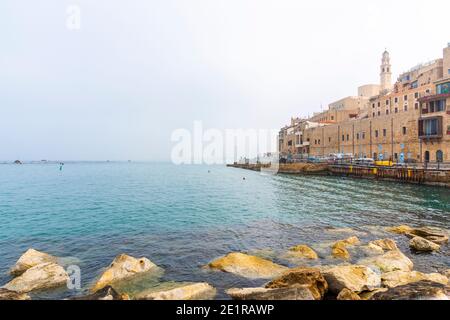Alter Jaffa Hafen und Tel-Aviv in Nebelzeit. Alte Steinhäuser mit Blick auf das Mittelmeer. Hochwertige Fotos Stockfoto