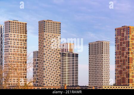 Große Stadt Wolkenkratzer Sonnenuntergang Blick Fenster Türme Gebäude Stockfoto