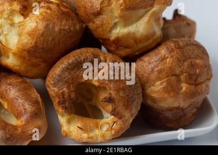 Nahaufnahme eines Stapels von Yorkshire Puddings Sitzen auf einem weißen Tablett Stockfoto