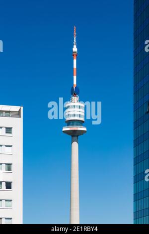 Der Donauturm, umrahmt von Wolkenkratzern in der Donaustadt in Wien, Österreich. Stockfoto