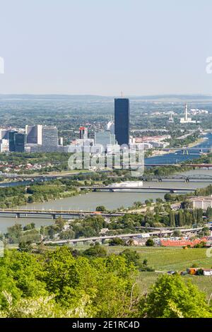 Blick von einem Weinhügel über Wien, Österreich auf die Donau, das Internationale Zentrum und Donaucity. Stockfoto