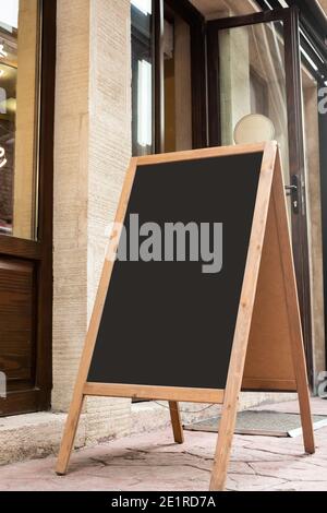 Blank Board Stand Mock up weiße Beschilderung im Freien, Restaurant Menü Vorlage Stockfoto