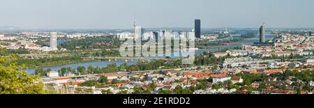 Panoramablick von einem Weinhügel über die Donau in Wien, Österreich bis zur Donau-Stadt. Stockfoto