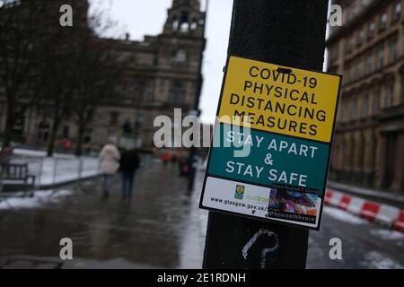 Glasgow, Großbritannien, 9. Januar 2021. Schild, das die Menschen daran erinnert, während der Gesundheitspandemie Covid-19 2 Meter voneinander entfernt zu bleiben und soziale Distanzierungen aufrechtzuerhalten. Foto: Jeremy Sutton-Hibbert/Alamy Live News Stockfoto