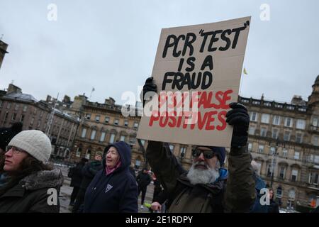 Glasgow, Großbritannien, 9. Januar 2021. In der Woche, in der das Vereinigte Königreich eine Rekordzahl von Covid-19-Fällen und tägliche Rekordzahlen von Todesfällen verzeichnete, fand eine kleine Versammlung von Menschen statt, die gegen Lockdown, Maskenverschleiern, soziale Distanzierung und Impfungen protestierten, im George Square im Stadtzentrum. Foto: Jeremy Sutton-Hibbert/Alamy Live News Stockfoto