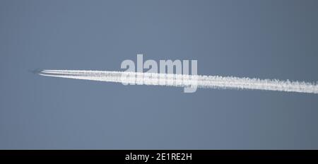 London, Großbritannien. Januar 2021. Die Boeing 747 HL7419 von Asiana Cargo fliegt südlich von London von JFK New York nach Brüssel am blauen Himmel in einer Höhe von 30.000ft. Der 747 Jumbo Jet ist als Passagierflugzeug vom Himmel verschwunden, bleibt aber ein erfolgreiches Frachtflugzeug. Quelle: Malcolm Park/Alamy Live News. Stockfoto