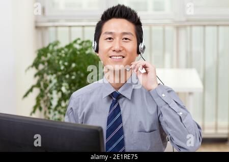 Geschäftsmann im Gespräch am Telefon qualitativ hochwertige Foto Stockfoto