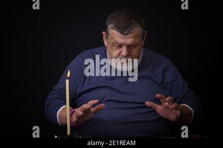 Schönes, dezernes Porträt eines älteren Mannes - des Wahrsagers Kartomantie Stockfoto