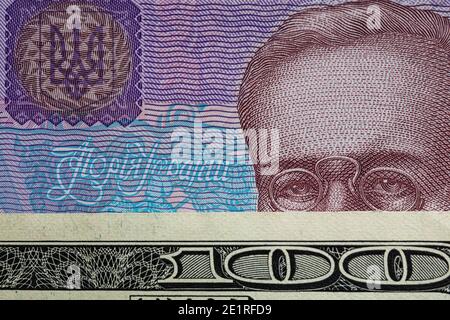 100 Dollar Banknote auf 50 hryvnyas Banknote für Designzwecke Stockfoto