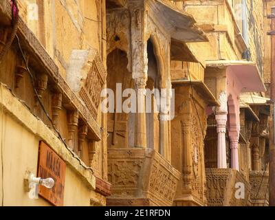 Schöne alte Häuser im Inneren von Jaisalmer Fort, Rajasthan Stockfoto