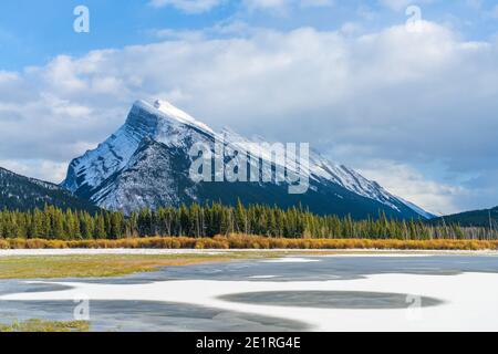 Schneebedeckter Mount Rundle, Banff National Park wunderschöne Landschaft. Vermilion Seen gefroren im Winter. Kanadische Rockies, Alberta, Kanada. Stockfoto