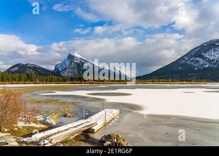 Banff National Park wunderschöne Landschaft, Vermilion Lakes gefroren im Winter. Kanadische Rockies, Alberta, Kanada. Schneebedeckte Mount Rundle im Hintergrund. Stockfoto