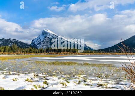 Banff National Park wunderschöne Landschaft, Vermilion Lakes gefroren im Winter. Kanadische Rockies, Alberta, Kanada. Schneebedeckte Mount Rundle im Hintergrund. Stockfoto