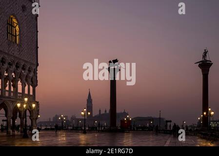 Saint Marks und Saint Todaro Säulen in Piazzetta San Marco in der Morgendämmerung, Venedig, Italien Stockfoto