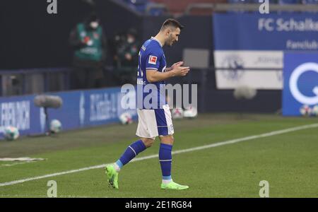 Gelsenkirchen, Deutschland. 09.01.2019, 2021. firo: 09.01.2021 Fußball: 1. Bundesliga, Saison 2020/21 FC Schalke 04 - TSG Hoffenheim Sead Kolasinac, ganze Figur, Geste Credit: Jürgen Fromme/firoportsphoto/Pool zur weltweiten Nutzung/dpa/Alamy Live News Stockfoto