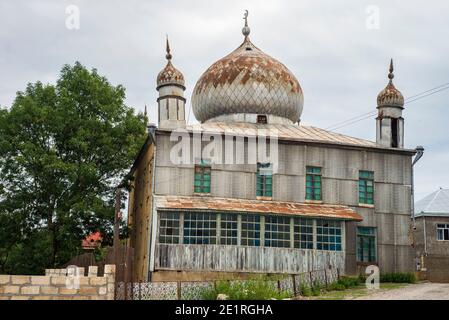 Eine alte Moschee im Dorf Gil, Bezirk Qusar, Aserbaidschan. Während der Zeit der Sowjetunion wurde es als Lagerhaus genutzt, aber nach der Perestroika begannen die Menschen in der Moschee zu beten. Jetzt ist die Moschee wieder geschlossen, weil sie zerstört wurde. Stockfoto