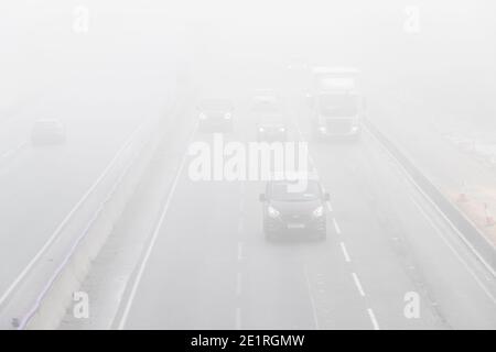 Northampton, Großbritannien, 9. Januar 2021. Schwerer Nebel auf der Autobahn M1 in Northamptonshire seit der Morgendämmerung ist der Verkehr leicht, da es ein Samstag ist. Kredit: Keith J Smith./Alamy Live Nachrichten Stockfoto