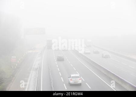 Northampton, Großbritannien, 9. Januar 2021. Schwerer Nebel auf der Autobahn M1 in Northamptonshire seit der Morgendämmerung ist der Verkehr leicht, da es ein Samstag ist. Kredit: Keith J Smith./Alamy Live Nachrichten Stockfoto