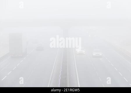 Northampton, Großbritannien, 9. Januar 2021. Schwerer Nebel auf der Autobahn M1 in Northamptonshire seit der Morgendämmerung ist der Verkehr leicht, da es ein Samstag ist. Kredit: Keith J Smith./Alamy Live Nachrichten Stockfoto