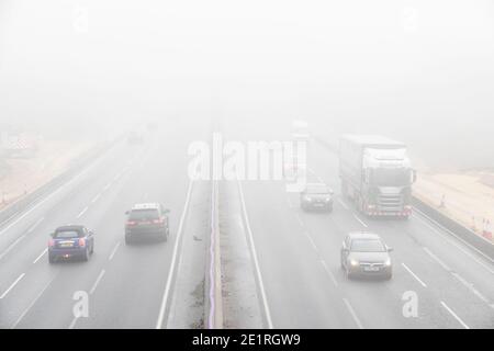 Northampton, Großbritannien, 9. Januar 2021. Schwerer Nebel auf der Autobahn M1 in Northamptonshire seit der Morgendämmerung ist der Verkehr leicht, da es ein Samstag ist. Kredit: Keith J Smith./Alamy Live Nachrichten Stockfoto