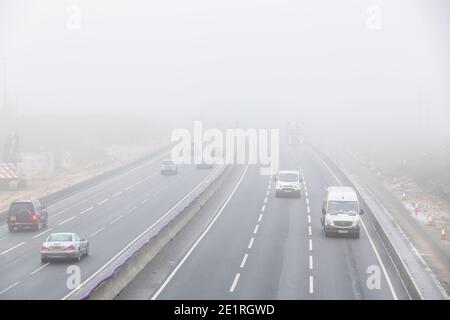 Northampton, Großbritannien, 9. Januar 2021. Schwerer Nebel auf der Autobahn M1 in Northamptonshire seit der Morgendämmerung ist der Verkehr leicht, da es ein Samstag ist. Kredit: Keith J Smith./Alamy Live Nachrichten Stockfoto