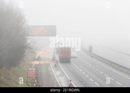 Northampton, Großbritannien, 9. Januar 2021. Schwerer Nebel auf der Autobahn M1 in Northamptonshire seit der Morgendämmerung ist der Verkehr leicht, da es ein Samstag ist. Kredit: Keith J Smith./Alamy Live Nachrichten Stockfoto