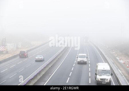 Northampton, Großbritannien, 9. Januar 2021. Schwerer Nebel auf der Autobahn M1 in Northamptonshire seit der Morgendämmerung ist der Verkehr leicht, da es ein Samstag ist. Kredit: Keith J Smith./Alamy Live Nachrichten Stockfoto