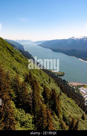 Panoramablick auf Gastineau Channel, Douglas Island und Downtown Juneau von der Spitze des Mount Juneau in Alaska im Sommer Stockfoto