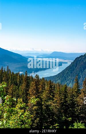 Panoramablick auf Gastineau Channel, Douglas Island und Downtown Juneau von der Spitze des Mount Juneau in Alaska im Sommer Stockfoto