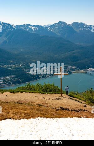 Panoramablick auf Gastineau Channel, Douglas Island und Downtown Juneau von der Spitze des Mount Juneau in Alaska im Sommer Stockfoto