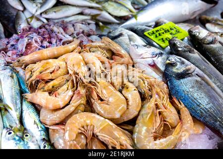 Frische Garnelen auf dem Fischmarkt in Fethiye, Türkische Riviera, Türkei Stockfoto
