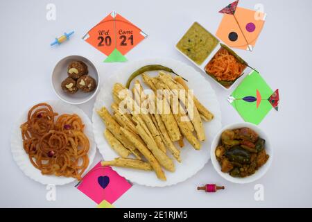 Spezielle gujarati Küche für Uttarayan Festival. Verschiedene Gerichte wie Fafda, Jalebi, Undhiyu, roher Papaya-Salat, Adadiya pak. Authentische gujarat speci Stockfoto