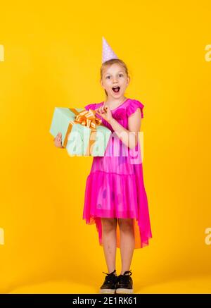 Große Überraschung. Kind hält Geschenk-Paket. Urlaub Vorbereitung und Feier Kindheit Glück. Nettes Kind gehen einkaufen. Happy birthday Party. Boxing day Konzept. Schöne Teenager-Mädchen mit Geschenkbox. Stockfoto