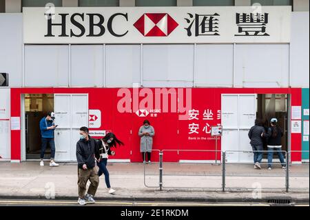 Hongkong, China. Januar 2021. Fußgänger gehen an der britischen multinationalen Bank- und Finanzdienstleistungsholding HSBC Bank vorbei, die in Hongkong zu sehen ist. Kredit: Budrul Chukrut/SOPA Images/ZUMA Wire/Alamy Live Nachrichten Stockfoto