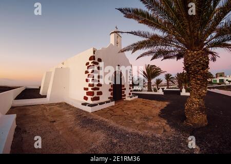 Juli 29, 2020. Juli 29, 2020. Lanzarote, Spanien. Die alte Kirche in La Vegueta Dorf bei nach Sonnenuntergang Stockfoto